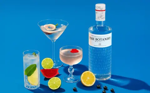 Orzeźwiający drink z ginem The Botanist, podany z cytryną, limonką i miętą. Idealny na letnie popołudnie.