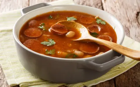 Gęsta zupa z fasolą, kiełbasą i natką pietruszki. Czy to fasolka po bretońsku, czy może chilli con carne?