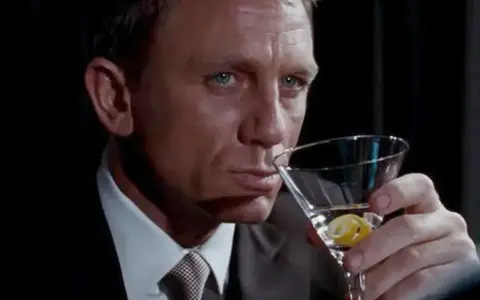 James Bond z niebieskimi oczami i drinkiem w dłoni. Czy martini wstrząśnięte czy zmieszane?