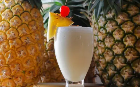 Rum z sokiem ananasowym: Przepisy na drinki, Piña Colada i więcej