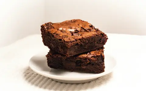 Dwa pyszne brownie z kawałkami czekolady, idealne na deser. Ten brownie przepis jest prosty i szybki.