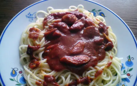 Spaghetti z sosem pomidorowym i kiełbasą, idealne na szybki obiad. Ten przepis na spaghetti po niemiecku jest prosty i pyszny.