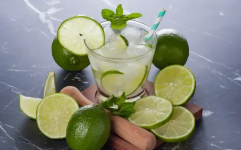 Orzeźwiający drink z limonką i miętą, idealny na lato. Poznaj prosty Monte drink przepis!