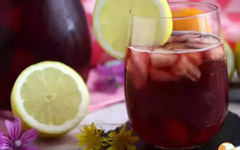 Orzeźwiająca Sangria czerwona z cytryną i lodem. Idealna na upalne dni, czy wybierasz Sangria biała?