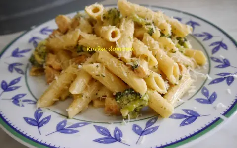 Penne z kurczakiem i brokułami, posypane parmezanem. Prosty przepis na pyszny obiad.