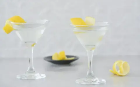 Dwa martini z cytrynową skórką, idealne do przepisu na Dirty Martini.