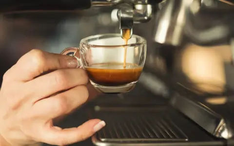 Sekrety idealnego espresso w domu: Poradnik baristy krok po kroku