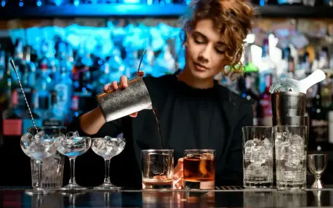 Barman w hotelu przygotowuje drinki. Zastanawiasz się, ile zarabia barman w hotelu?