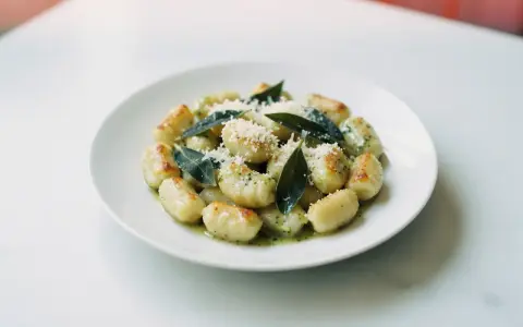 Gnocchi z masłem i szałwią przepis. Pyszne, złociste kluseczki ziemniaczane, polane aromatycznym sosem z masła i szałwii, posypane parmezanem.