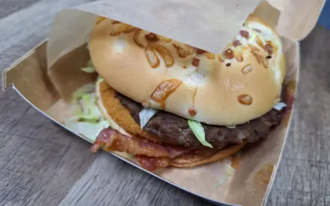 Burger domowy kontra cheeseburger z sieciówki. Ten domowy burger z bekonem i serem na bułce wygląda apetycznie.