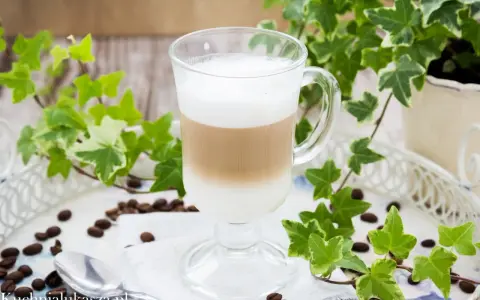 Warstwowy napój kawowy, idealny na poranek. Poznaj espresso macchiato przepis i stwórz własny!