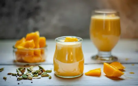 Deser z mango lassi i mus z marakui, z kawałkami mango i kardamonem.