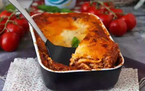 Pyszna lasagne z mięsem, pachnąca pomidorami i bazylią. Idealna alternatywa dla spaghetti bolognese.