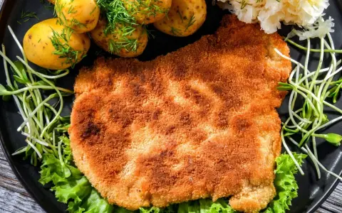 Idealny kotlet schabowy przepis na obiad. Złocisty, chrupiący kotlet z ziemniaczkami i surówką.