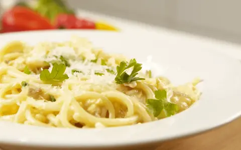 Pyszne spaghetti carbonara, posypane parmezanem i natką pietruszki. Idealne na obiad, znasz już jego spaghetti carbonara kcal?