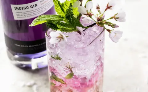 Przepis na drink "Broken Plane" z ginem Indigo. Orzeźwiający koktajl z lodem, miętą i kwiatami wiśni.