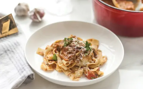 Tagliatelle z grzybami przepis. Pyszny makaron z bogatym sosem grzybowym, posypany parmezanem i świeżą natką pietruszki.