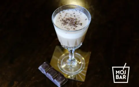 Drink Orgazm przepis: kremowy koktajl z czekoladą i pianką, idealny na deser.