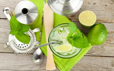 Przepis na drinki mojito: świeża mięta, limonka, lód i akcesoria barmańskie. Idealny na lato!