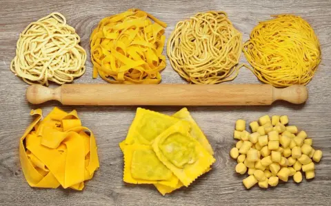 Różne rodzaje makaronów: od cienkich jak vermicelli czy capellini, przez tagliatelle, ravioli, po drobne gnocchi.
