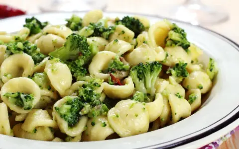 Pyszne danie z makaronem orecchiette i brokułami, idealne na szybki obiad.