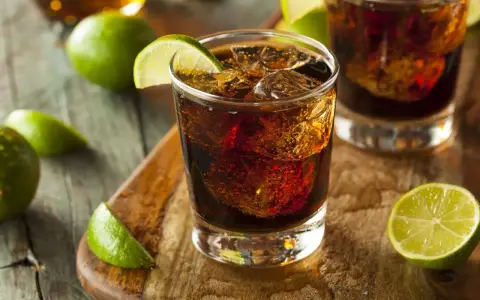 Orzeźwiający bacardi drink ze spritem i limonką, idealny na upalne dni.