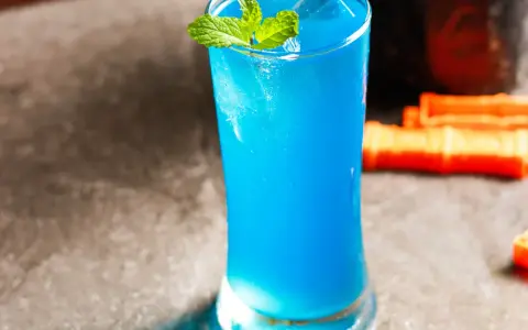 Błękitny drink, idealny kamikaze drink co zamiast blue curacao, z miętą i lodem.