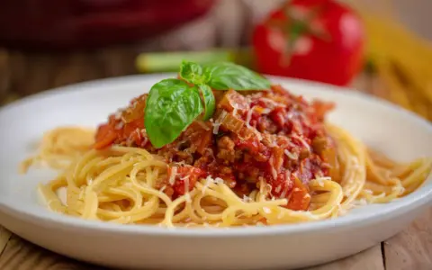 Pyszne spaghetti z mięsem mielonym, pomidorami i bazylią. Idealne na obiad, gdy chcesz wiedzieć, jak zrobić spaghetti z mięsem mielonym.