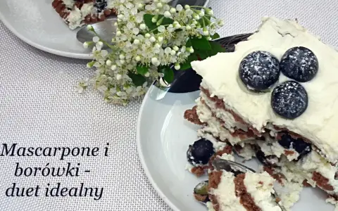 Pyszny deser z mascarpone i borówkami, idealny na każdą okazję. Ten przepis na deser z mascarpone to strzał w dziesiątkę!