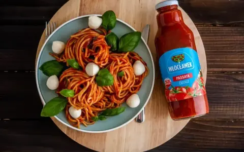 Spaghetti z kulkami mozzarelli i bazylią, polane sosem pomidorowym z butelki passaty pomidorowej Włocławek.
