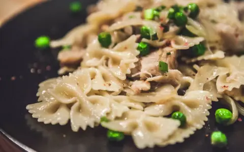 Makaron farfalle z groszkiem i kurczakiem. Czy to lewiatan makaron vs makaron premium? Wygląda pysznie!