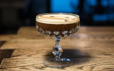 Elegancki Espresso Martini z pianką i cynamonem, czy może Irish Coffee? Ten drink wygląda kusząco.