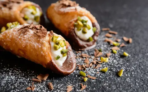 Pyszne cannoli, idealne na deser. Ten przepis na cannoli zachwyci każdego!