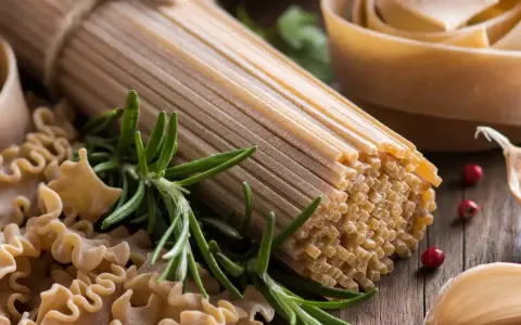 Różne rodzaje makaronu: spaghetti z mąki durum czy zwykłej pszennej, faliste kształty, rozmaryn i pieprz.