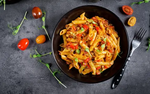 Penne z mielonym mięsem i papryką – idealne danie, z czym zrobić makaron na szybko.