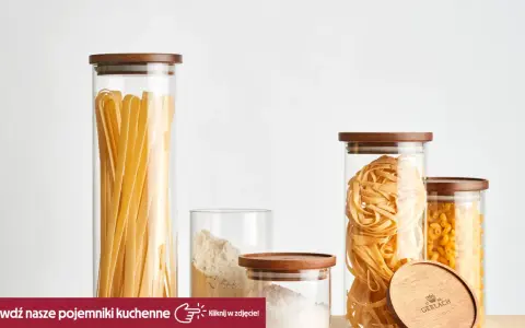 Szklane pojemniki z drewnianymi pokrywkami prezentują makaron świeży z lodówki kontra suchy z paczki: tagliatelle, fusilli i długie wstążki.