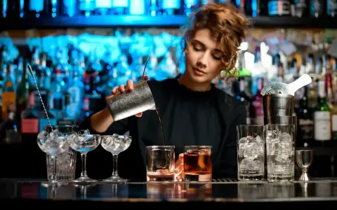 Barman w Kanadzie przygotowuje drinki. Zastanawiasz się, ile zarabia barman w Kanadzie?