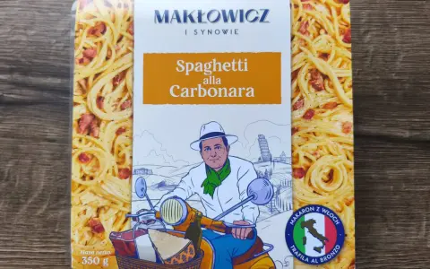 Gotowe spaghetti carbonara Makłowicz i Synowie. Na opakowaniu stylizowana postać na skuterze z koszykiem pełnym włoskich produktów.