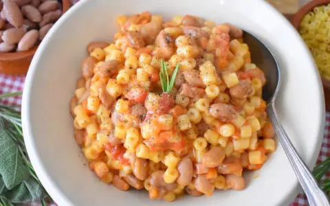 Pyszne danie Pasta e Fagioli przepis. Makaron z fasolą i pomidorami, doprawione pieprzem i gałązką rozmarynu.