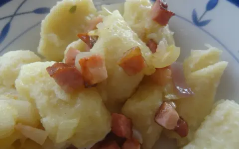Kopytka z sosem i skwarkami z boczku, pyszne danie.