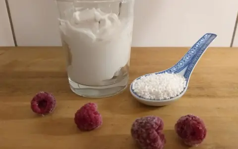 Szklanka jogurtu, łyżeczka tapioki i maliny. Dwa desery do wyboru: jogurt z granolą czy pudding z tapioki?