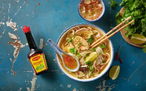 Aromatyczne pho z kurczakiem, makaronem ryżowym, limonką i świeżą kolendrą. Maggi Przyprawa w płynie doda głębi smaku.