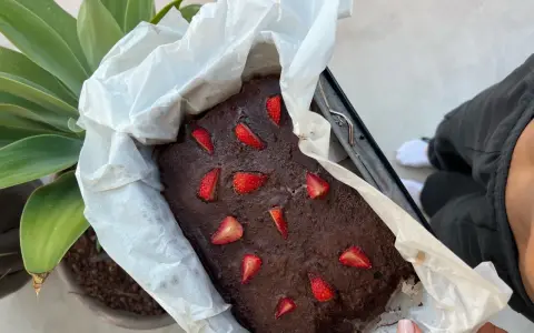 Brownie z fasoli czy klasyczne brownie maślane? To pyszne, czekoladowe ciasto z kawałkami truskawek, świeżo wyjęte z piekarnika.