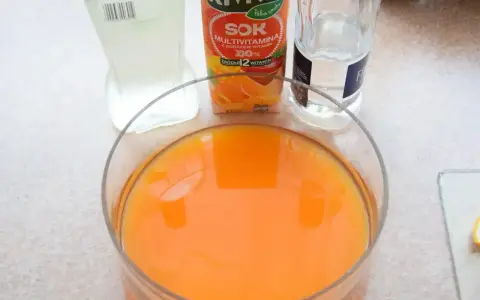 Składniki na drink z ouzo przepis: sok pomarańczowy, woda i coś jeszcze.