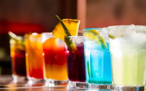 Kolorowe drinki na barze, idealne inspiracje, jak zrobić drinka. Od czerwonego, przez niebieski, po zielony.