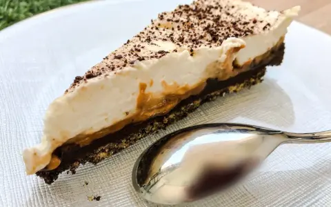 Pyszny kawałek banoffee pie z karmelem i bitą śmietaną, posypany czekoladą. Czy to lepszy wybór niż tarta cytrynowa?