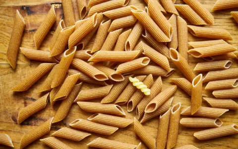 Makaron pełnoziarnisty (ciemny) vs jasny - porównanie kcal. Na zdjęciu penne i jeden fusilli.