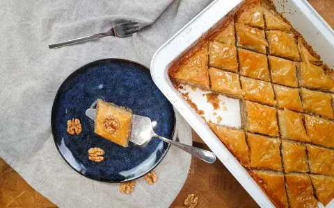 Pyszna baklava z orzechami, idealna na deser. Ten przepis na baklavę zachwyci każdego!