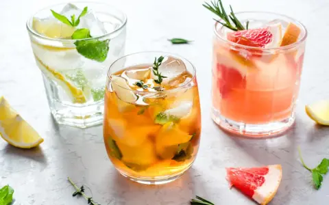 Orzeźwiające drinki z cytrusami i ziołami. Idealne soki do drinków na lato: grejpfrutowy, cytrynowy i herbaciany.