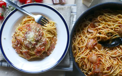 Pyszne spaghetti z sosem pomidorowym i guanciale, idealne na obiad. Oto przepis na Pasta Amatriciana!